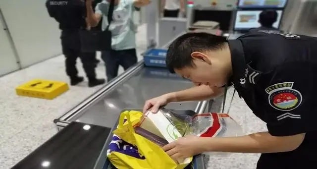 Apa lenga kuku bisa nggawa ing pesawat?